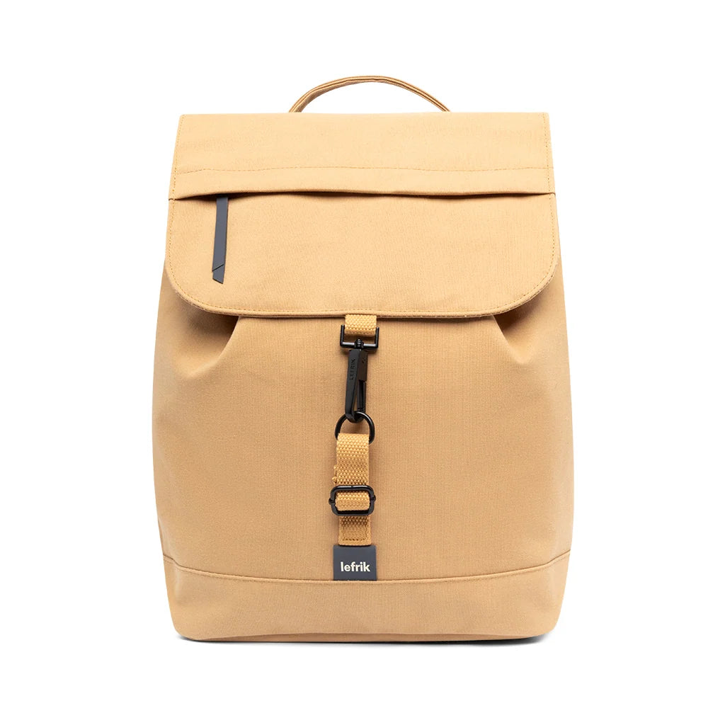 Mochila Kaut espaciosa, reciclada e impermeable color amarillo curry de la marca española Lefrik
