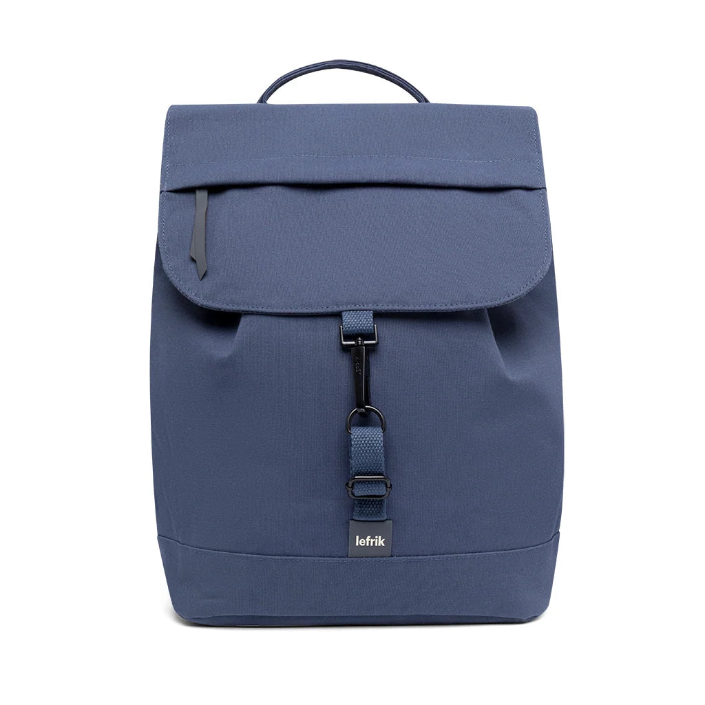 Mochila espaciosa azul índigo impermeable y 100% reciclada de Lefrik