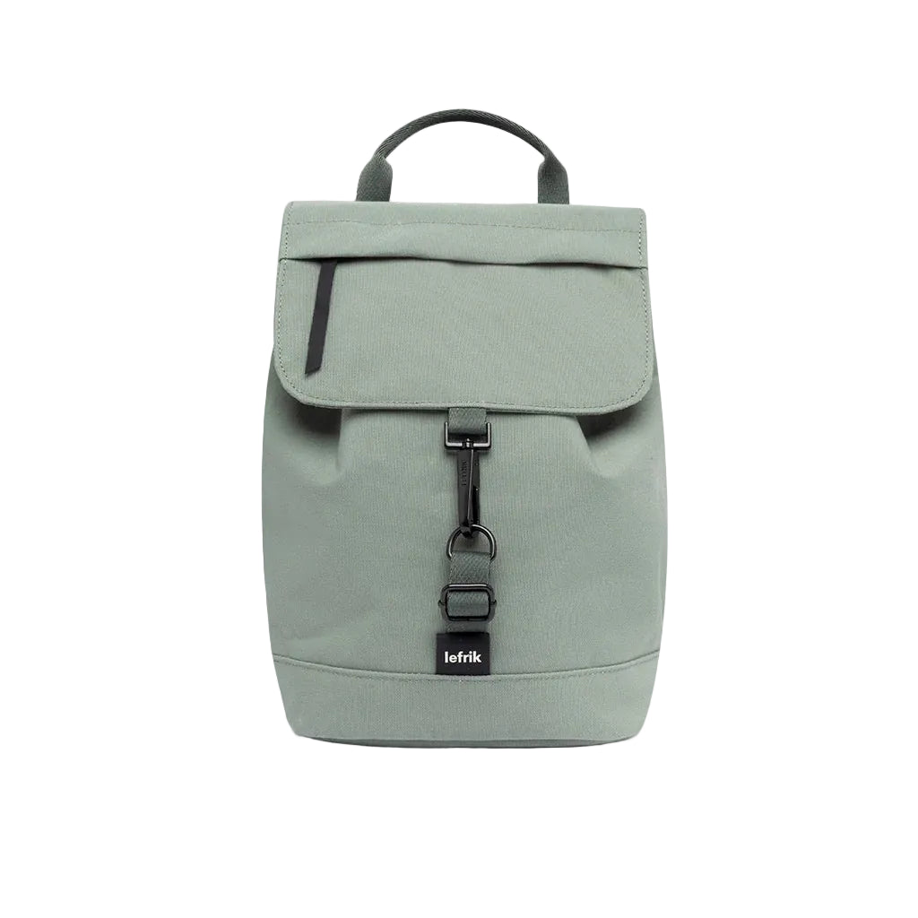 Vista frontal de la mochila Kaut mini Arles verde Acacia de Lefrik, con solapa, cierre de gancho y asa superior.
