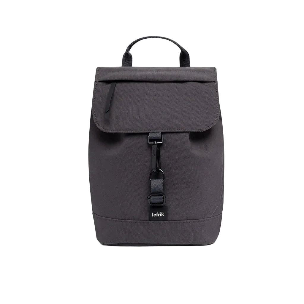 Vista frontal de la mochila Kaut mini Arles Cemento de Lefrik, con solapa, cierre de gancho negro y asa superior.