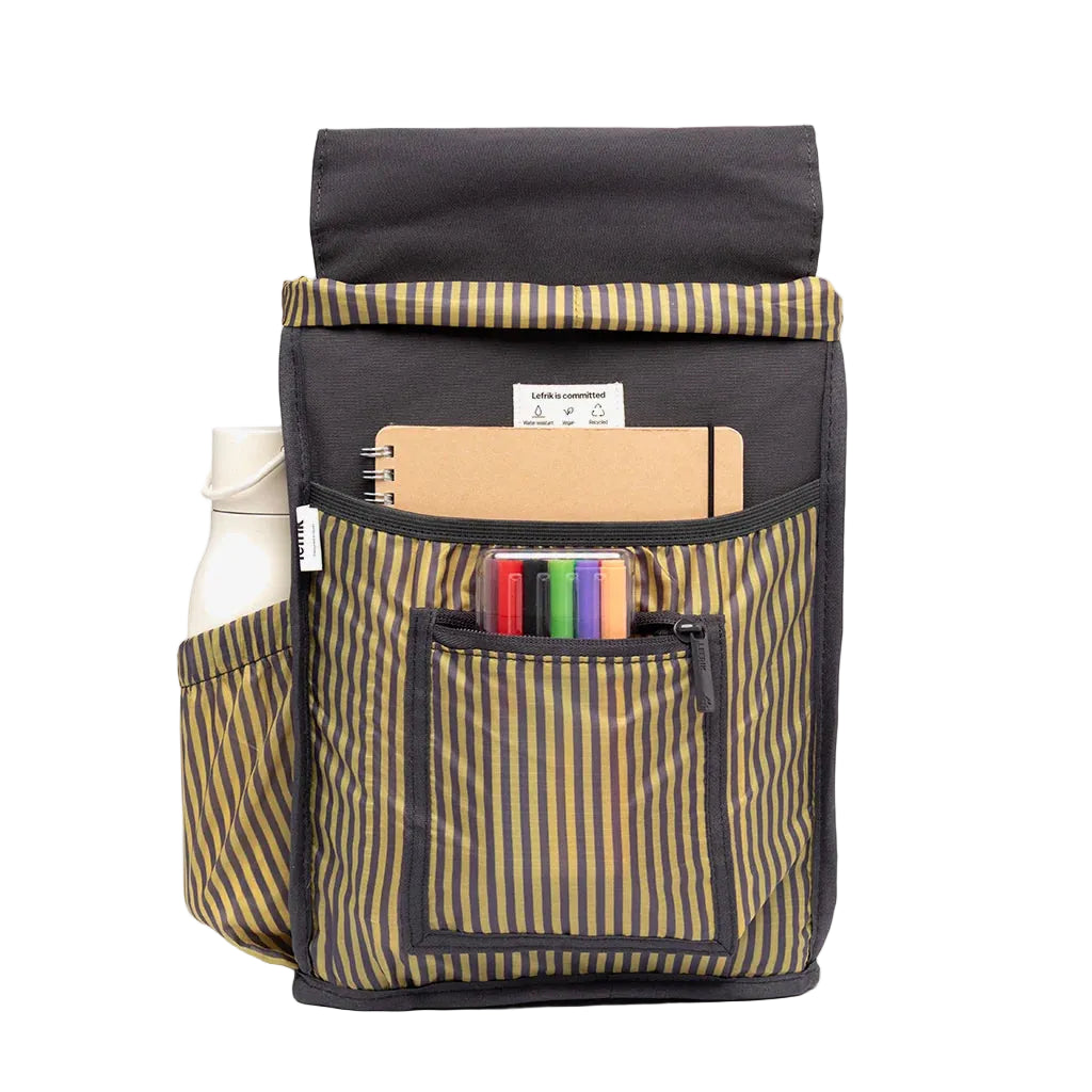 Interior de la mochila Kaut mini Arles Cemento de Lefrik, con forro de rayas amarillas y oscuras, libreta, rotuladores y bolsillo para botella.