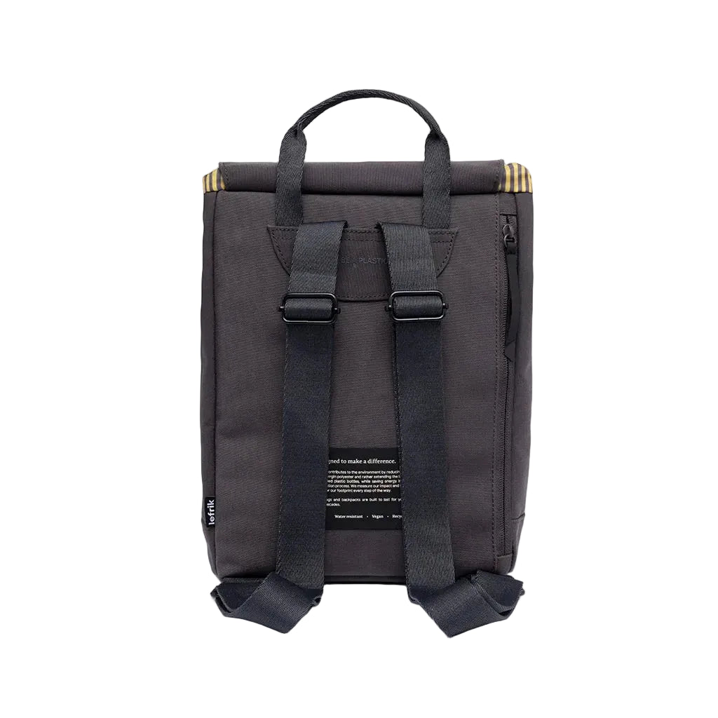 Vista trasera de la mochila Kaut mini Arles Cemento de Lefrik, con tirantes negros ajustables, asa superior y bolsillo con cremallera.

