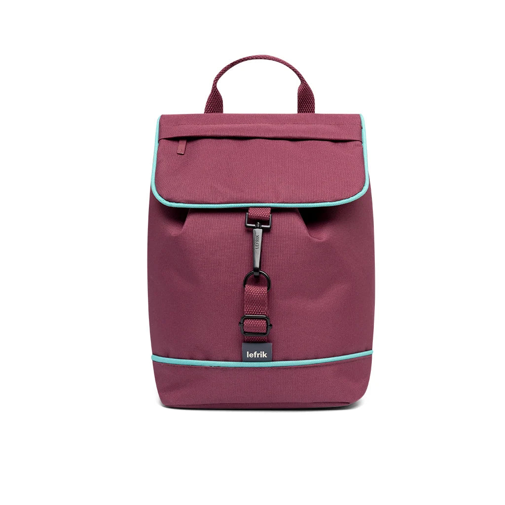 Mochila pequeña de Lefrik 100% reciclada de color frambuesa con ribetes azules y cierre de gancho