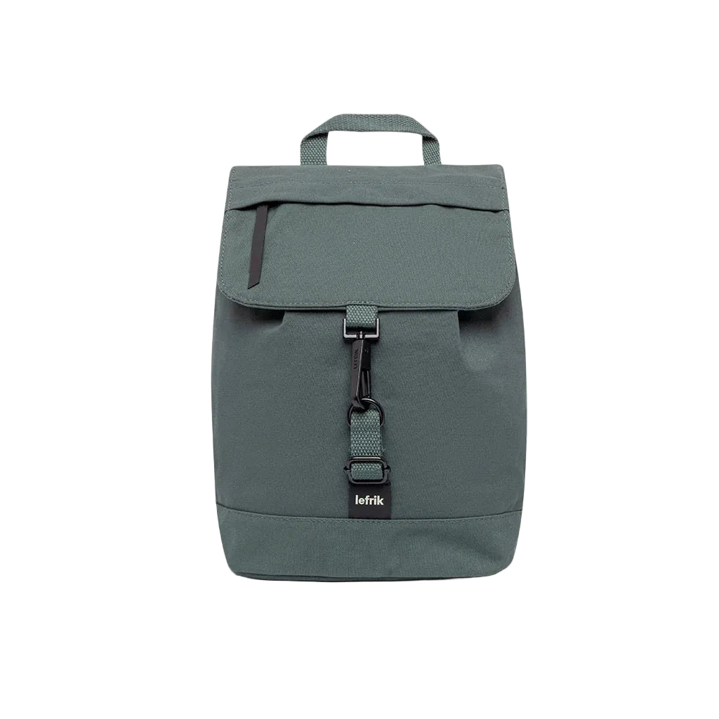 Mini mochila Lefrik Kaut en color verde laurel, vista frontal, con cierre de solapa y mosquetón negro