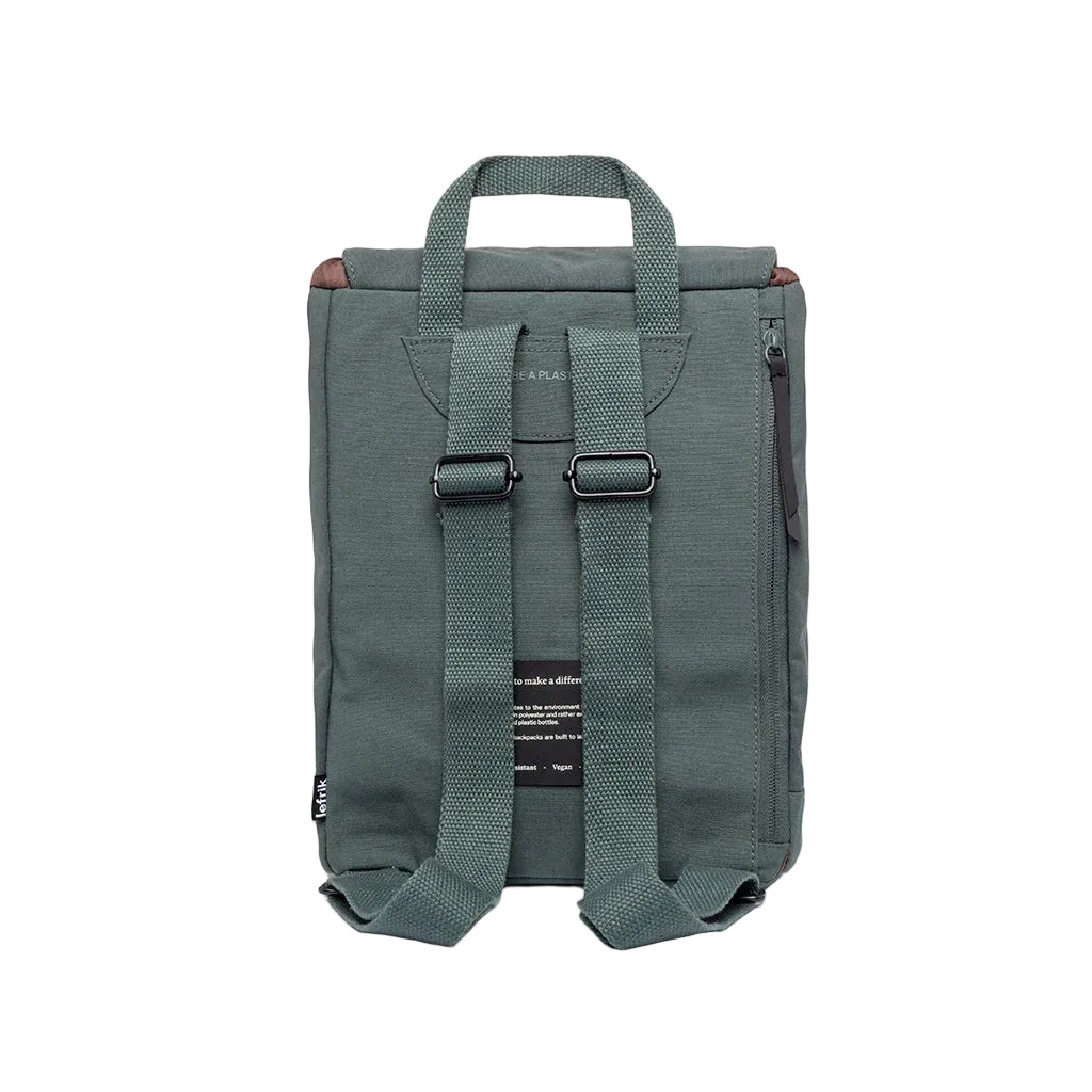Vista trasera de la mini mochila Lefrik Kaut verde laurel, mostrando las asas de algodón y la etiqueta de materiales reciclados