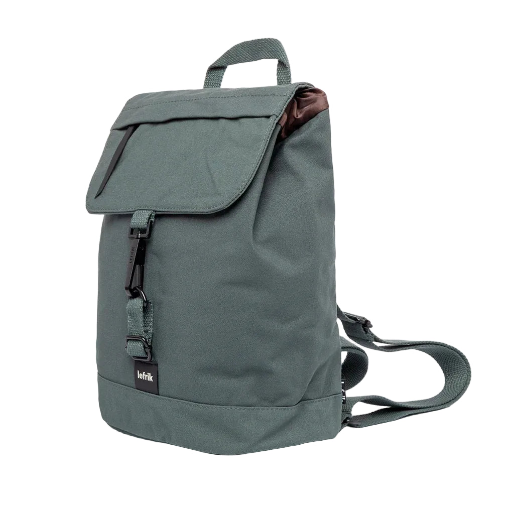 Mini mochila Lefrik Kaut color laurel en vista en tres cuartos, con detalle del forro marrón y las correas ajustables