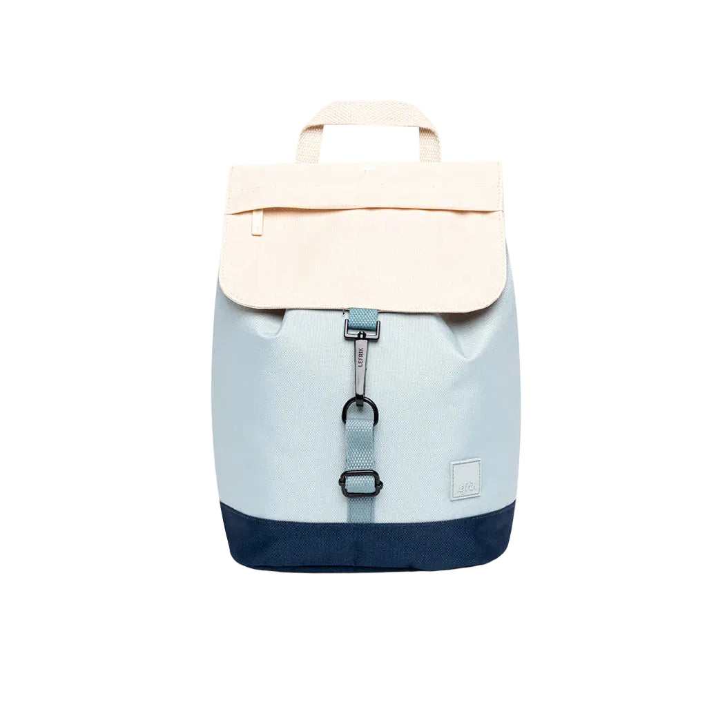 Mochila pequeña 100% reciclada e impermeable con bloques de color azul claro, azul marino y beige de la firma española Lefrik.