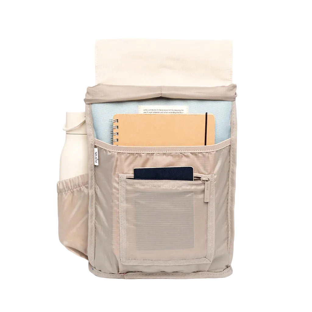 Interior con bolsillos de la mochila pequeña 100% reciclada e impermeable con bloques de color azul claro, azul marino y beige de la firma española Lefrik.