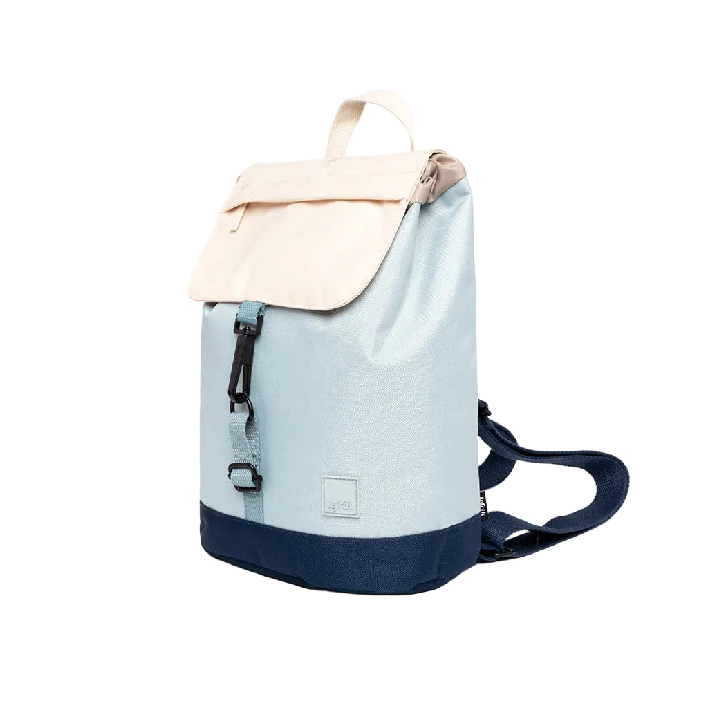 Mochila pequeña 100% reciclada e impermeable con bloques de color azul claro, azul marino y beige de la firma española Lefrik.