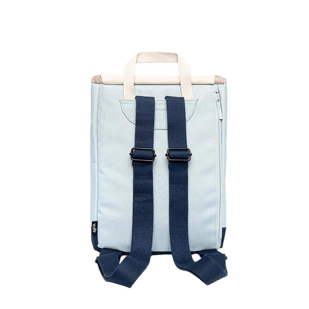 Parte trasera con correas de algodón de la mochila pequeña 100% reciclada e impermeable con bloques de color azul claro, azul marino y beige de la firma española Lefrik.