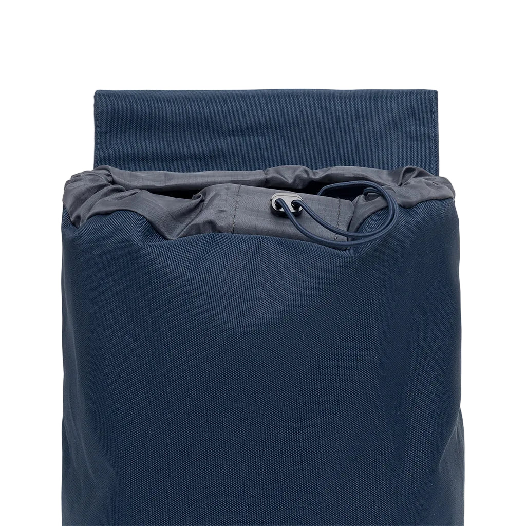  Detalle del cierre de la mochila azul marino Kaut mini de Lefrik