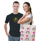 Hombre con una camiseta negra estampada por el mismo y mujer con una tote bag de unicornios y arcoiris estampada por ella misma