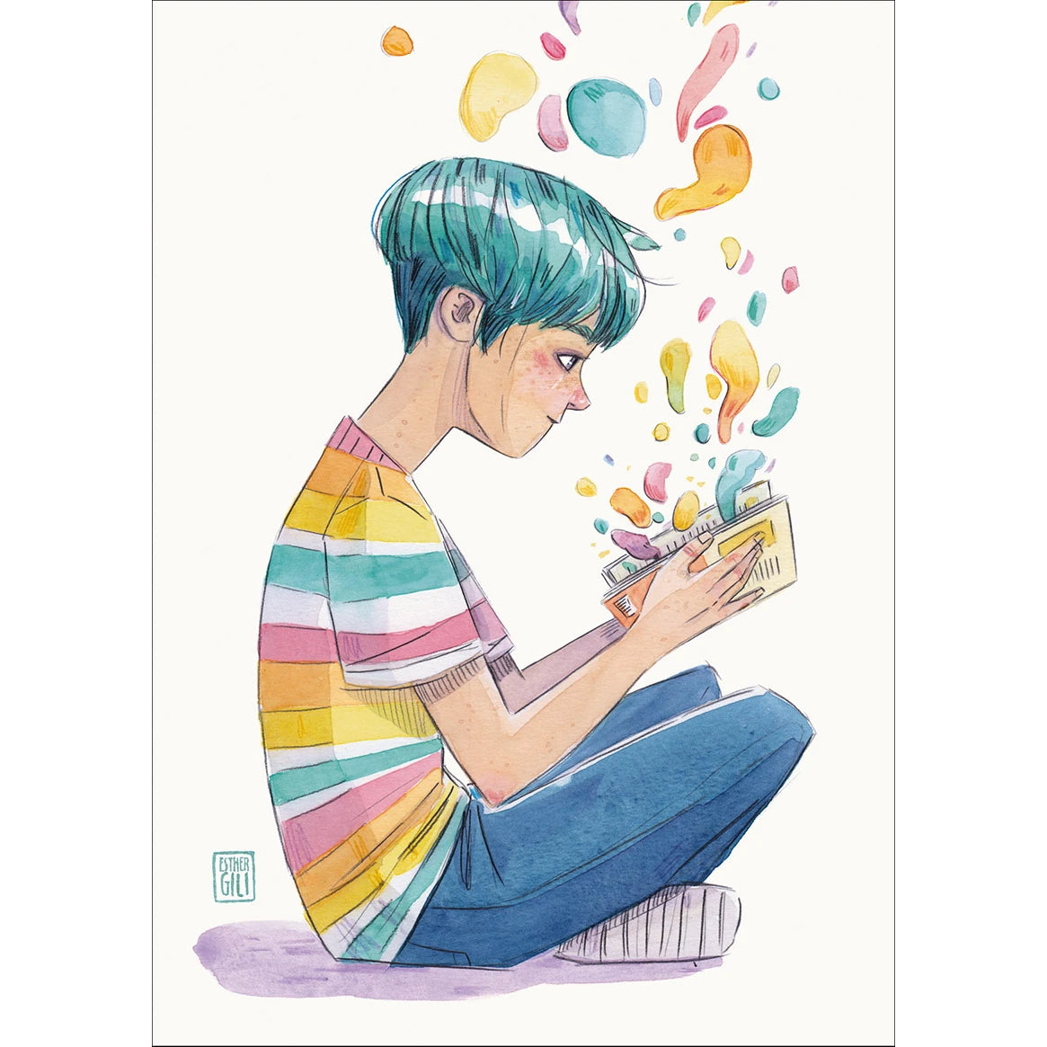 Postal con ilustración de Esther Gili de un chico sentado en el suelo con las piernas cruzadas leyendo un libro del que salen burbujas de colores