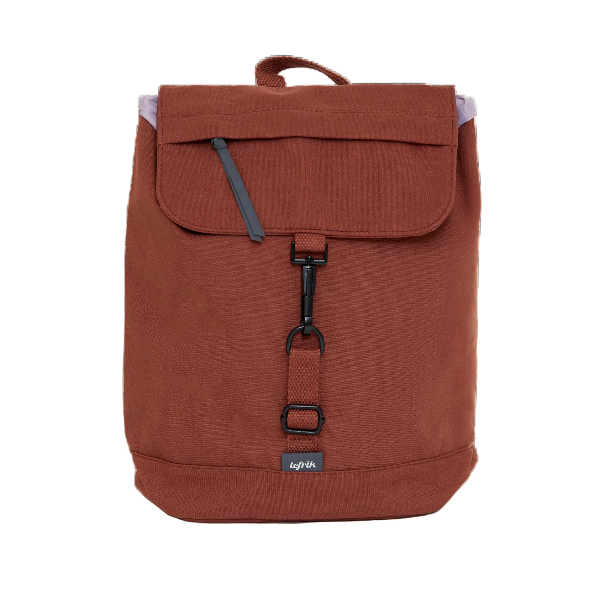 detalle de la parte delantera de la mochila scout mini arles de lefrik en color bronze marrón rojizo, con un enganche metálico en la parte delantera y una cremallera en la solapa de cierre, un asa en la parte de arriba y una etiqueta con la marca lefrik bordada