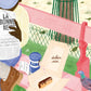 Ilustración del puzzle La Touche Sucrée con una escena en un banco de parque rosa: un éclair, un café Kawa, un periódico y una paloma, diseño de Jour Férié