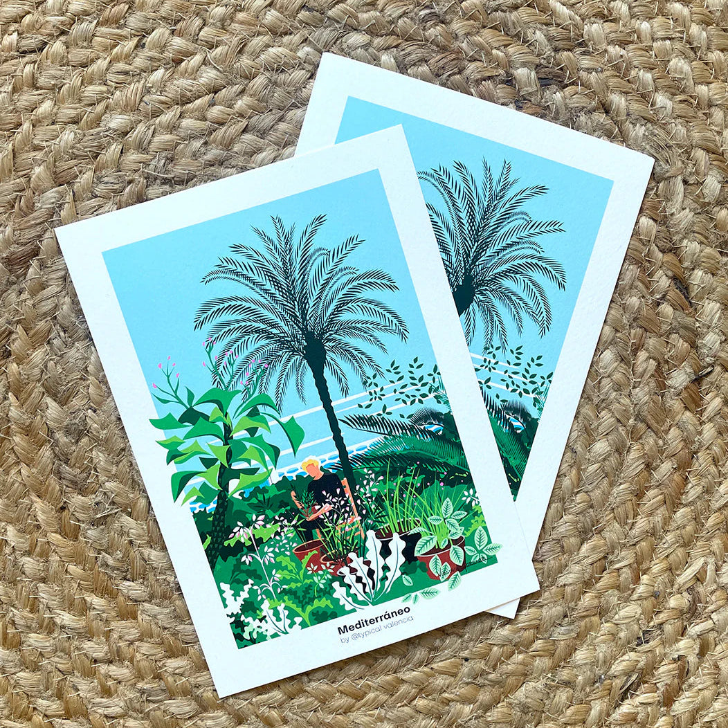 Láminas con la ilustración tamaño A5 de Atypical València  apoyada en un sombrero del bosque mediterráneo con el mar al fondo en Almenar