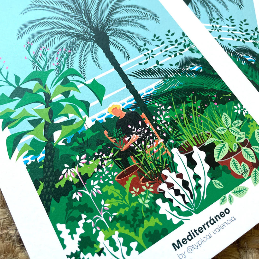 Detalle de la ilustración tamaño A5 de Atypical València  apoyada en un sombrero del bosque mediterráneo con el mar al fondo en Almenara.