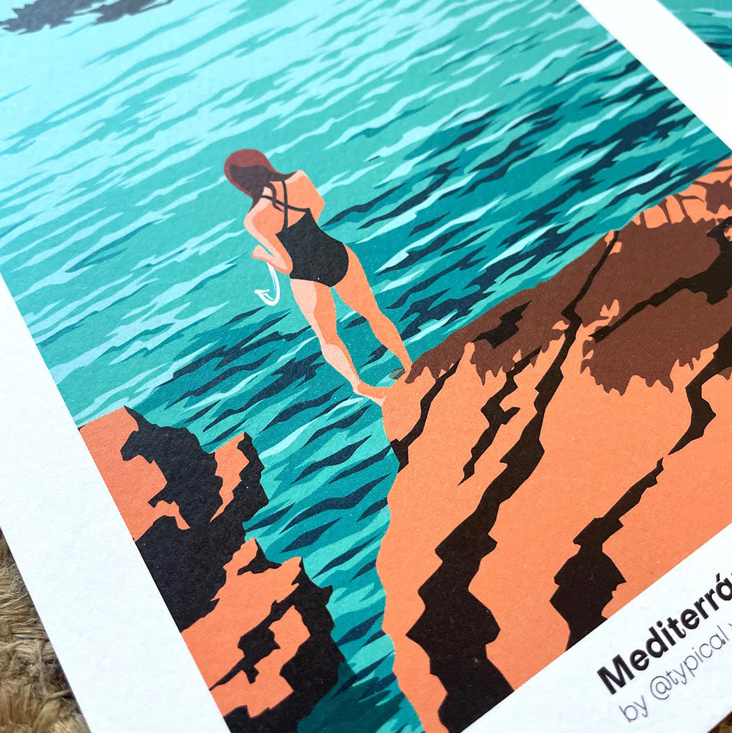 Detálle de la áminas con ilustración de una chica de espaldas en bañador negro sobre una roca mirando al Mar Mediterráneo