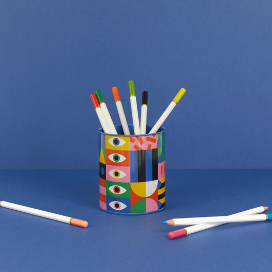 Lapicero con estampado colorido y geométrico y varios ojos de colores obra del estudio de diseño Los Pepes