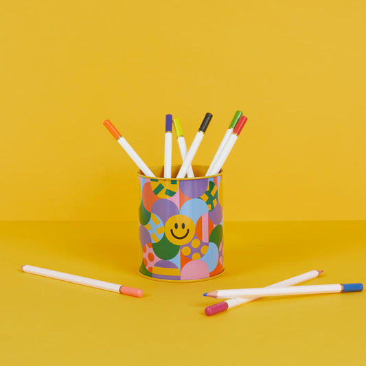 Lapicero con lápices de colores dentro y estampado de colores y caritas smiley sonrientes