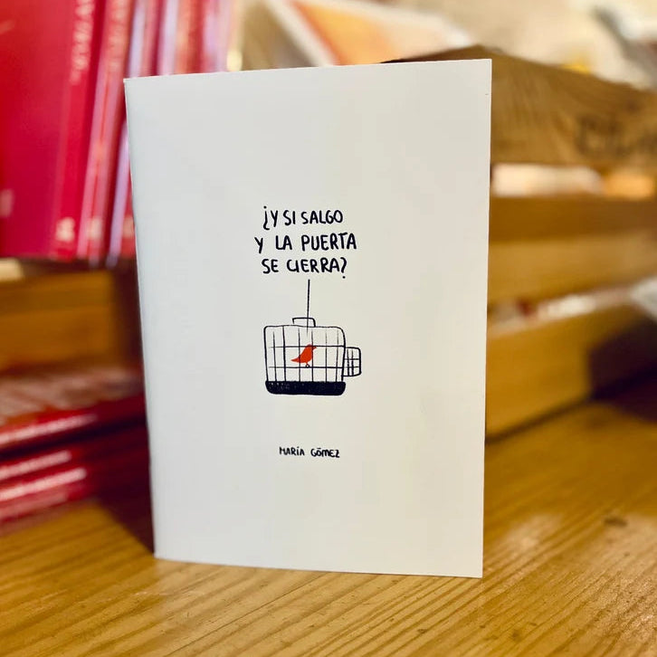libreta con grapas de la marca voraz con un dibujo de un pájaro de color rojo en una jaula y con el texto ¿y si salgo y la puerta se cierra?