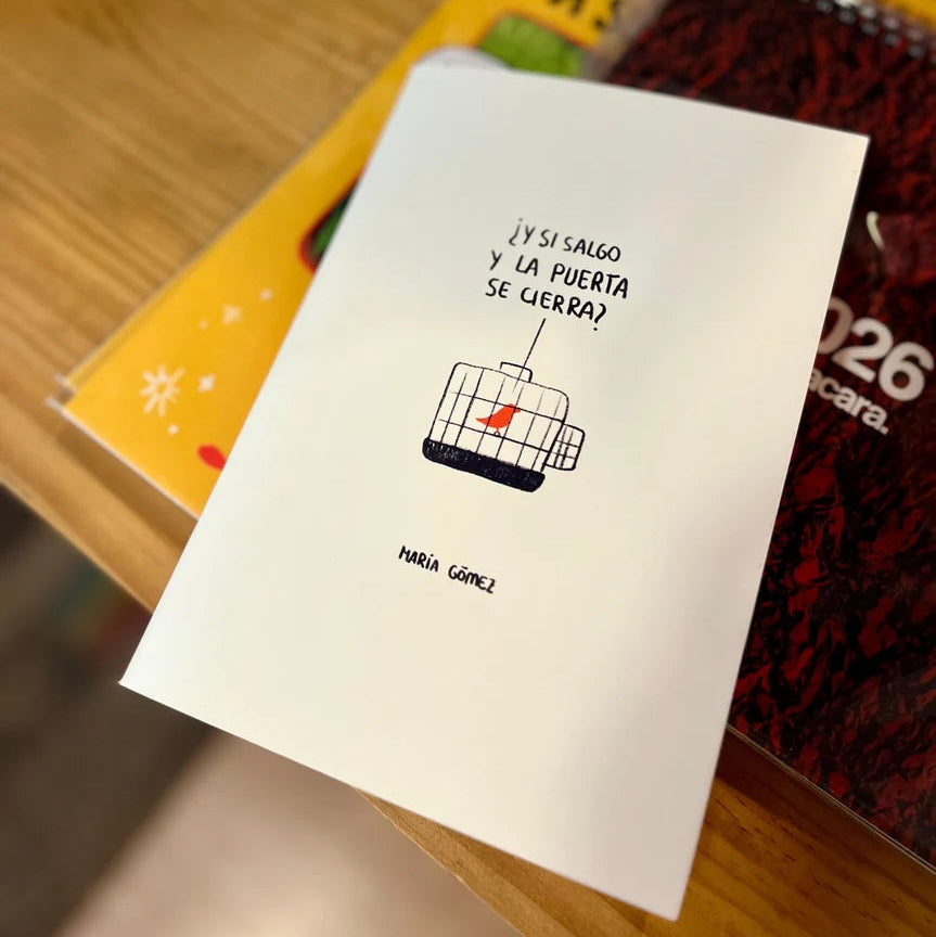 libreta con grapas de la marca voraz con un dibujo de un pájaro de color rojo en una jaula y con el texto ¿y si salgo y la puerta se cierra?