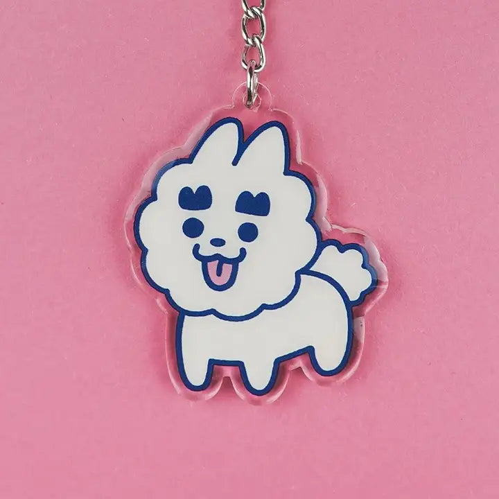 Llavero de acrílico reciclado con forma de perro caniche blanco