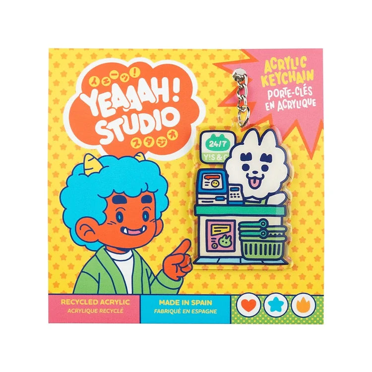 Llavero de acrílico reciclado con forma de perro saludando en la caja de un supermercado