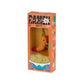 Caja naranja con detalles de dibujos de diferentes ingredientes del ramen, con letras japonesas y en el interior se ve la parte frontal del llavero de una gamba naranja sonriente, de punta rojiza, con calcetines verdes y chanclas amarillas sobre fondo blanco. 