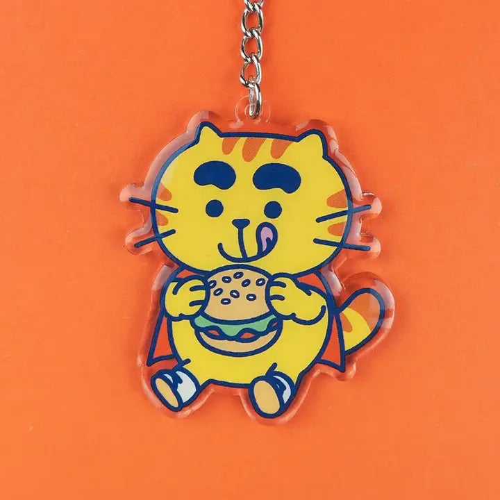 Llavero de acrílico reciclado con forma de gato amarillo comiendo una hamburguesa