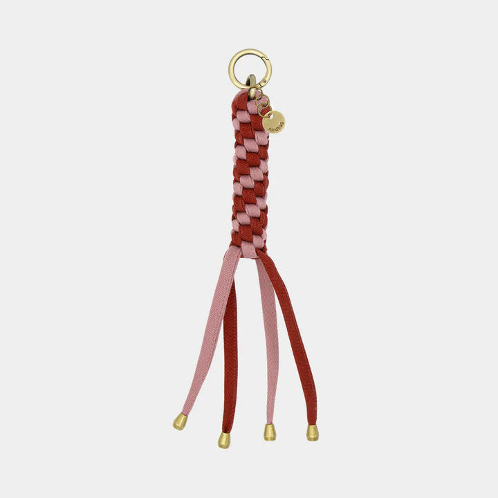 Llavero rosa modelo Sammy de Hindbag trenzado en tonos rosas con detalles metálicos. 