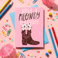 Minitarjeta Meowdy Birthday de Laura Ortiz, con un gato dentro de una bota vaquera sobre fondo rosa, entre confeti y lápices.
