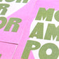 Tarjeta en risografía en verdes y rosas con el mensaje More amor por favor