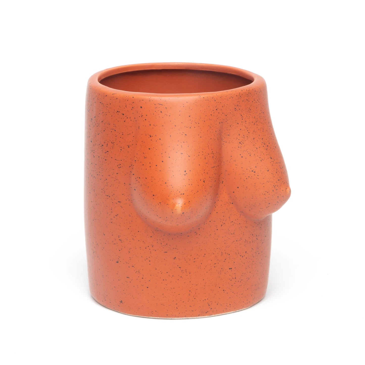 Maceta de cerámica con forma de tetas en color terracota con pintitas negras colocada en tres cuartos