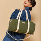 Mujer vestida de vaquero con la bolsa de viaje pequeña de la marca francesa Hindbag en verde militar con correas beige 