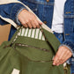 Interior con bolsillo de la bolsa de viaje pequeña de la marca francesa Hindbag en verde militar con correas beige 