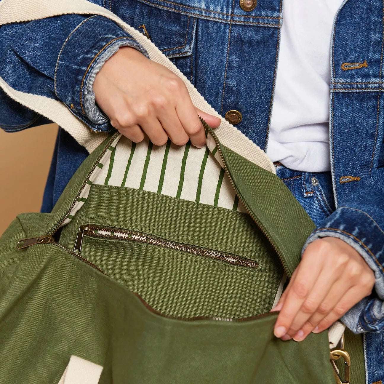 Interior con bolsillo de la bolsa de viaje pequeña de la marca francesa Hindbag en verde militar con correas beige 
