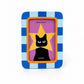 Marco a rayas azules con una imagen enmarcada de un gato negro con la cabeza metida en una estrella amarilla y fondo morado