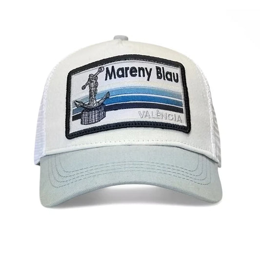 Gorra blanca con visera en azul claro y parche de la playa de Mareny Blau, en Valencia