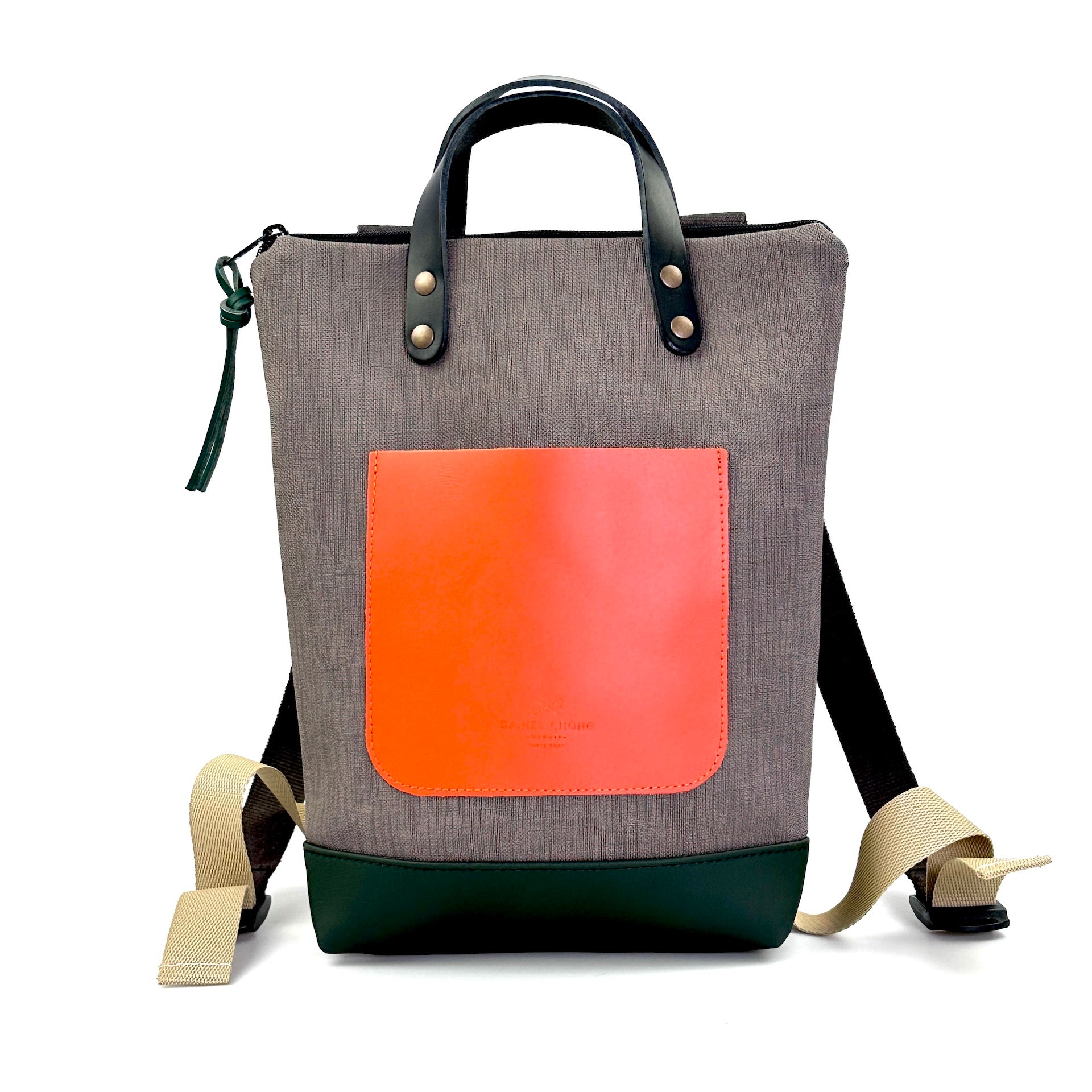 Mochila plana con bolsillo naranja y bajos y asas en material resistente de color verde botella