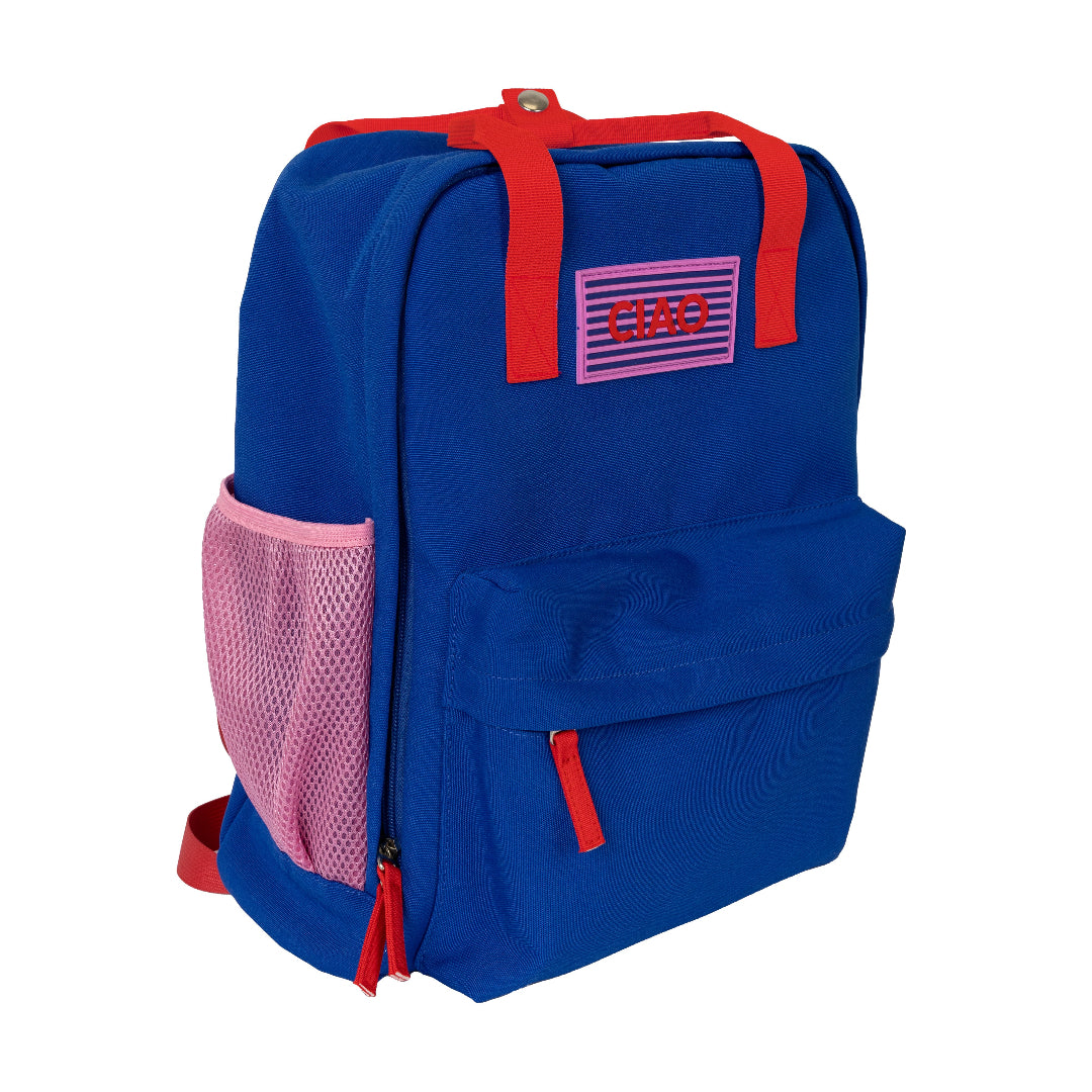 mochila pequeña azul y roja con el mensaje ciao
