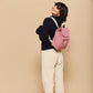 Mujer con la mochila pequeña color rosa de algodón orgánico de la marca francesa Hindbag