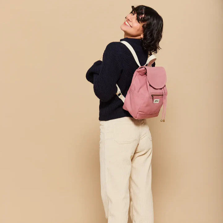 Mujer con la mochila pequeña color rosa de algodón orgánico de la marca francesa Hindbag