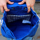 Mochila pequeña abierta azul eléctrico de la marca Hindbag