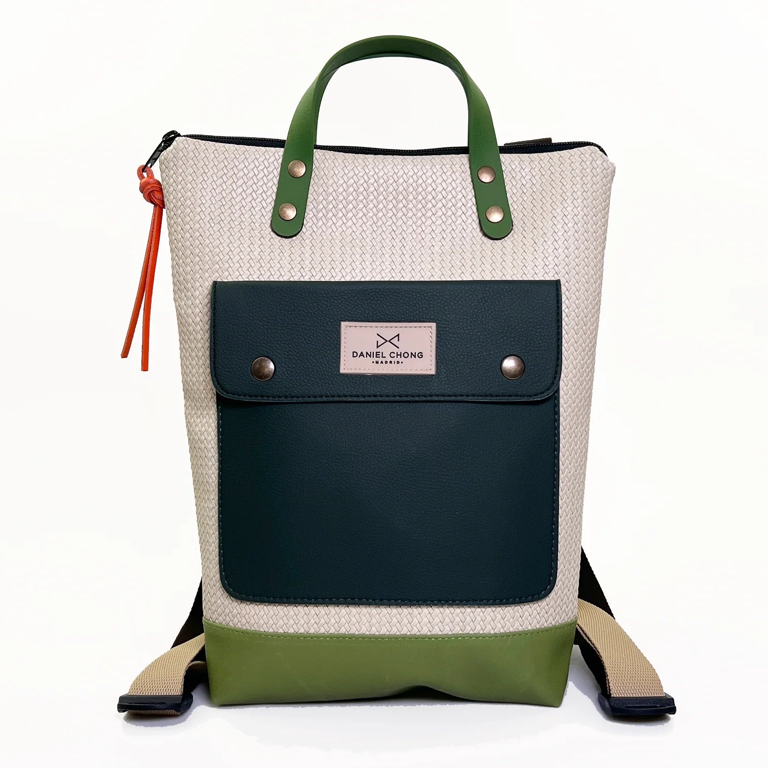 Mochila pequeña de ratán gris con bolsillo frontal con solapa en color negro y bajos y asas verdes de Daniel Chong