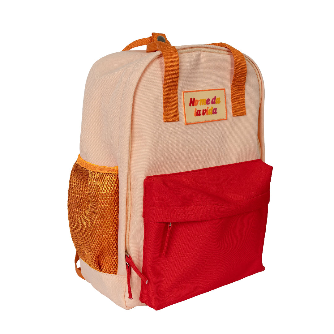 Mochila naranja pequeña con bolsillos y la frase "No me da la vida" bordada