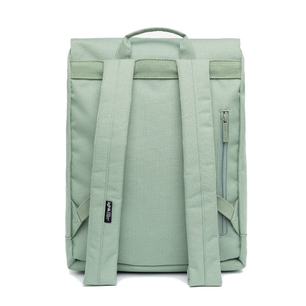 Parte trasera de la mochila modelo Scout de gran capacidad de plástico reciclado en color verde salvia de la marca Lefrik
