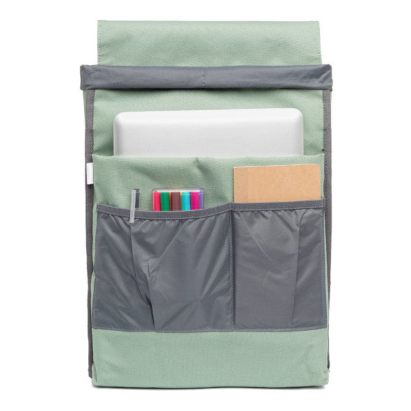 Interior de la mochila de gran capacidad de plástico reciclado en color verde salvia de la marca Lefrik, con espacio para portátil y varis bolsillos
