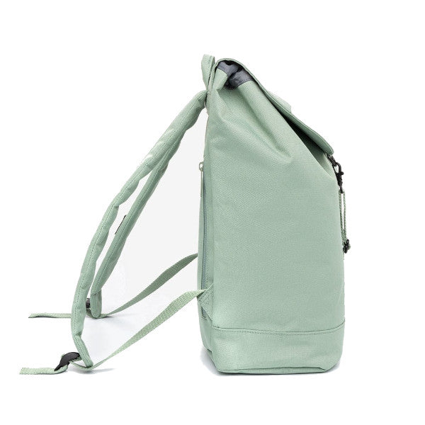 Vista lateral de la mochila de gran capacidad de plástico reciclado en color verde salvia de la marca Lefrik