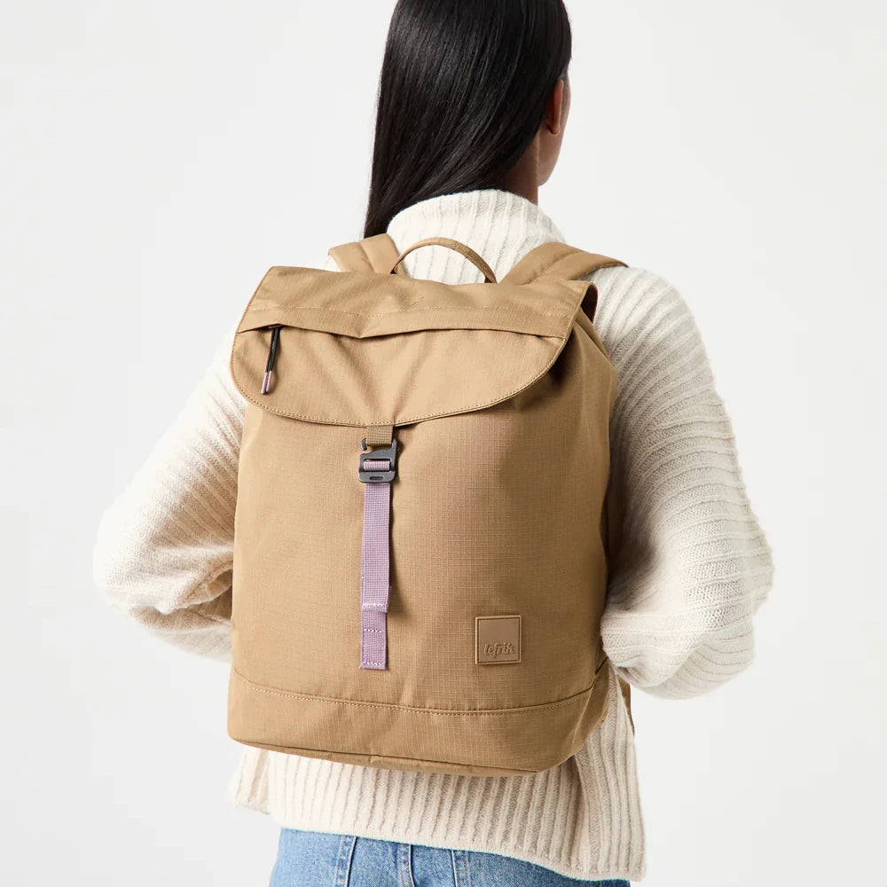 Mujer de espaldas con la mochila grande marrón caramelo de lefrik inpermeable, reciclada y con tejido ripstop